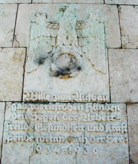 Nazi-Denkmal am Maschsee, Hannover: Wille zum Aufbau gab werkfrohen Händen den Segen der Arbeit. Freude, Gesundheit und Kraft spende fortan euch der See!