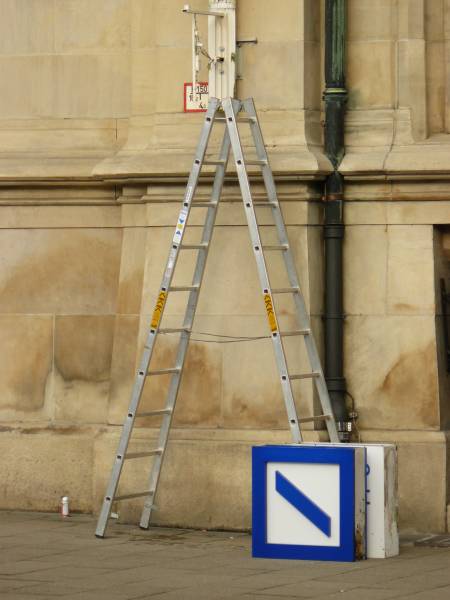 Das Logo der Deutschen Bank zur Reinigung abgenommen und um 90 Grad gedreht am Boden: Köstlich!