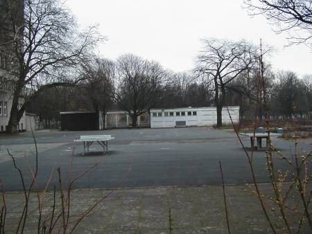 Der Schulhof einer Regelschule: Ein gnadenlos öder Ort…