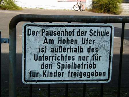 Hinweisschild: Der Pausenhof der Schule Am Hohen Ufer ist außerhalb des Unterrichtes nur für den Spielbetrieb der Kinder freigegeben