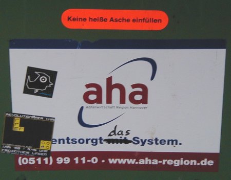Keine heiße Asche einfüllen. Aha entsorgt das System