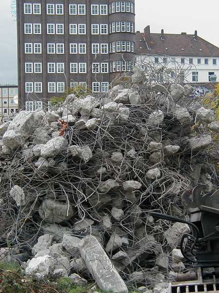 Bauarbeiten an einer Brücke, Schutt im Vordergrund vor den Häusern Lindens