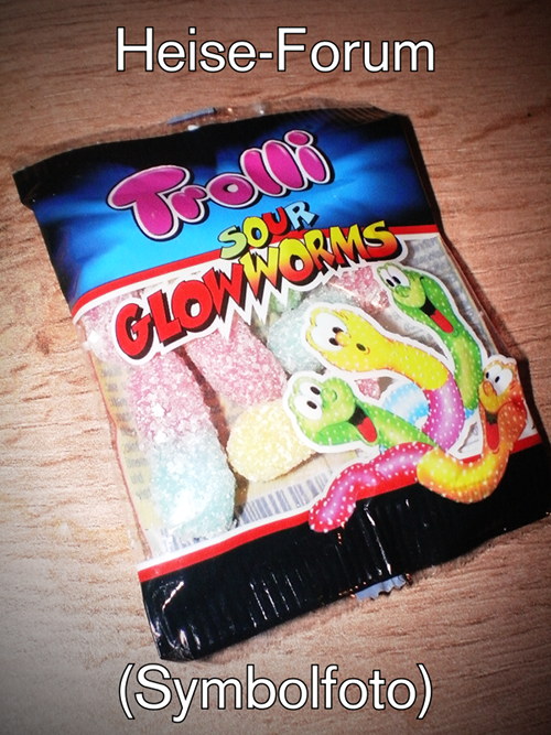 Junkfood-Tütchen mit Aufdruck: Trolli -- Sour Glowworms. Dazu der Text: Heise-Forum (Symbolfoto)