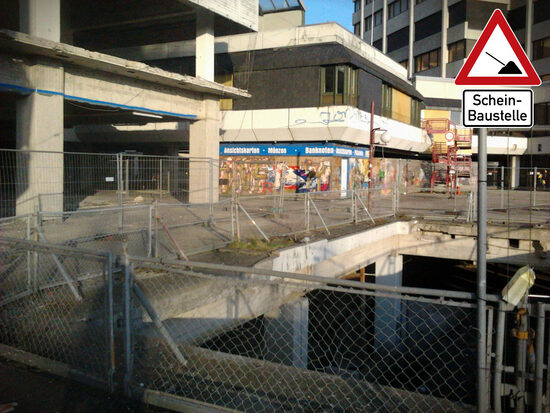 Foto aus der Scheinbaustelle der Ruine des Ihmezentrums in Hannover Linden, mit Gruß an die Stadtverwaltung von Hannover, die solche Zustände nicht nur zulässt, sondern aktiv finanziell fördert.