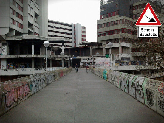 Foto aus der Scheinbaustelle der Ruine des Ihmezentrums in Hannover Linden, mit Gruß an die Stadtverwaltung von Hannover, die solche Zustände nicht nur zulässt, sondern aktiv finanziell fördert.