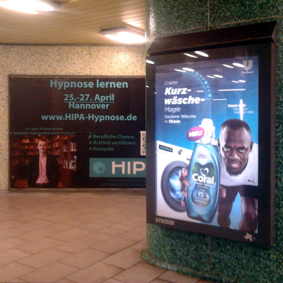 Ein völlig belangloses und beliebiges Foto von Werbung in einer U-Bahn-Station