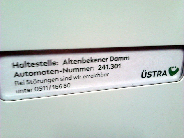 Haltestelle: Altenbekener Damm -- Automaten-Nummer: 241.301 -- Bei Störungen sind wir erreichbar unter 0511/166 80 -- Logo der üstra